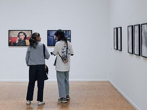 Menschen in der Ausstellung