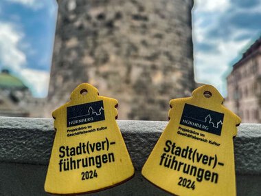 Zwei gelbe Türmchen der Stadtverführungen im Vordergrund, dahinter der Königstorturm