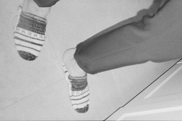 gestrickte Socken, die nur den Vorderfuß bedecken.