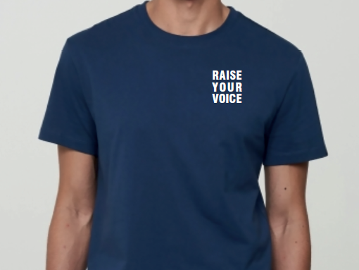 Blaues T-Shirt von vorne mit der Aufschrift Raise Your Voice