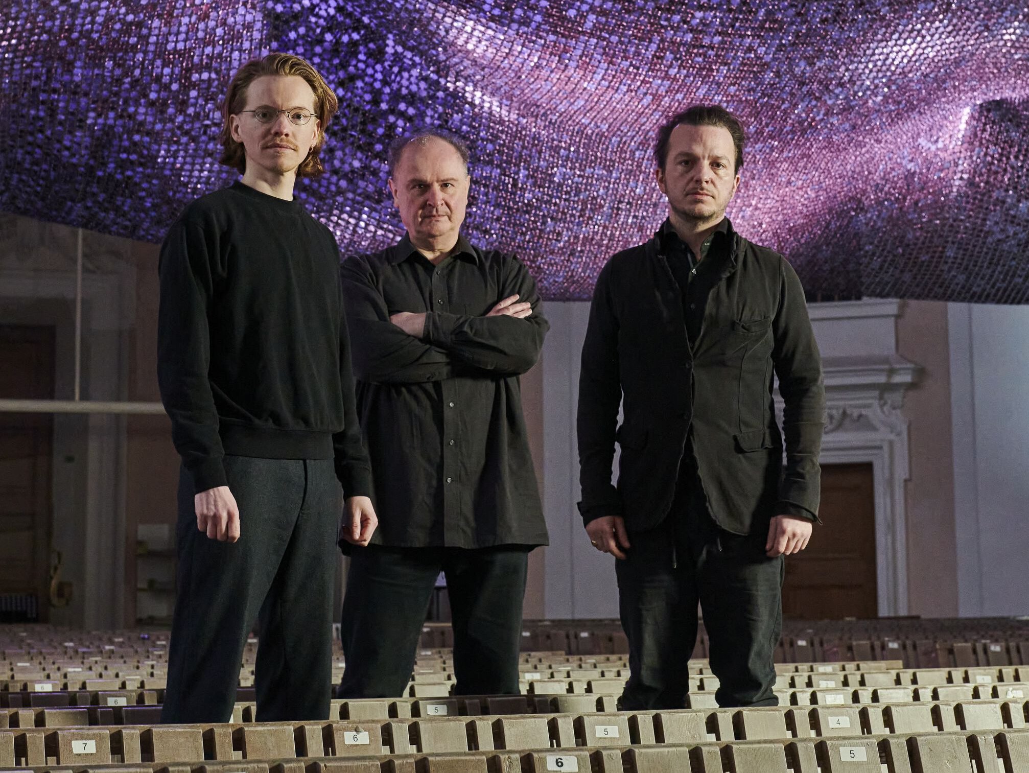 Gruppenfoto des Peter Fulda Trios unter Sternenbaldachin