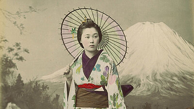 Szenenbild aus dem Film Ascent: eine Japanerin steht in einem klassischen Kimono vor der Kulisse des Mount Fuji