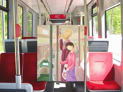 Ein Gemälde, aufgestellt in einem Bus, zeigt Menschen, die in einem Bus fahren.