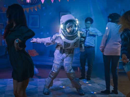 Astronaut auf einer Party im blauen Licht auf einer Party