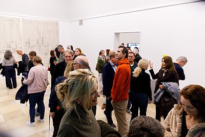 Menschen in der Ausstellung The Best Show Ever, 2025