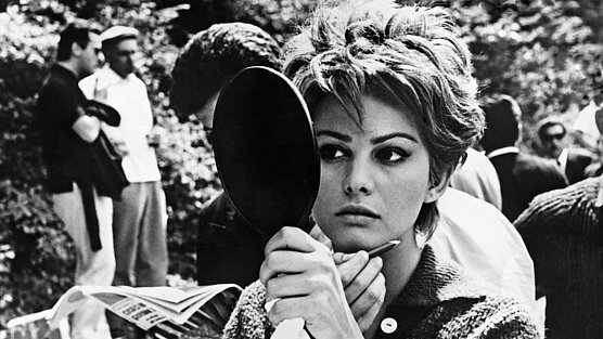 Schwarzweißfoto - Claudia Cardinale schminkt sich in einem Spiegel