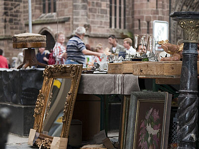 Auf dem Bild zu sehen: Verkaufsstand am Trempelmarkt Nürnberg mit verschiedenen Artikeln Ein Trempelmarktverkaufsstand mit antiken Gegenständen.
