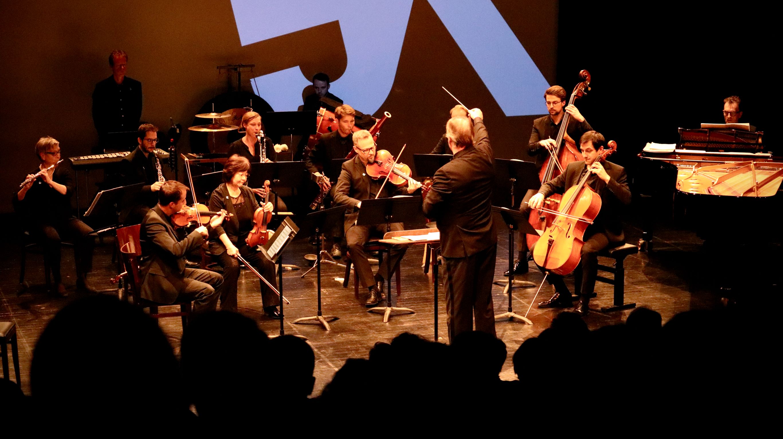 Das ensemble KONTRASTE auf der Bühne der Tafelhalle