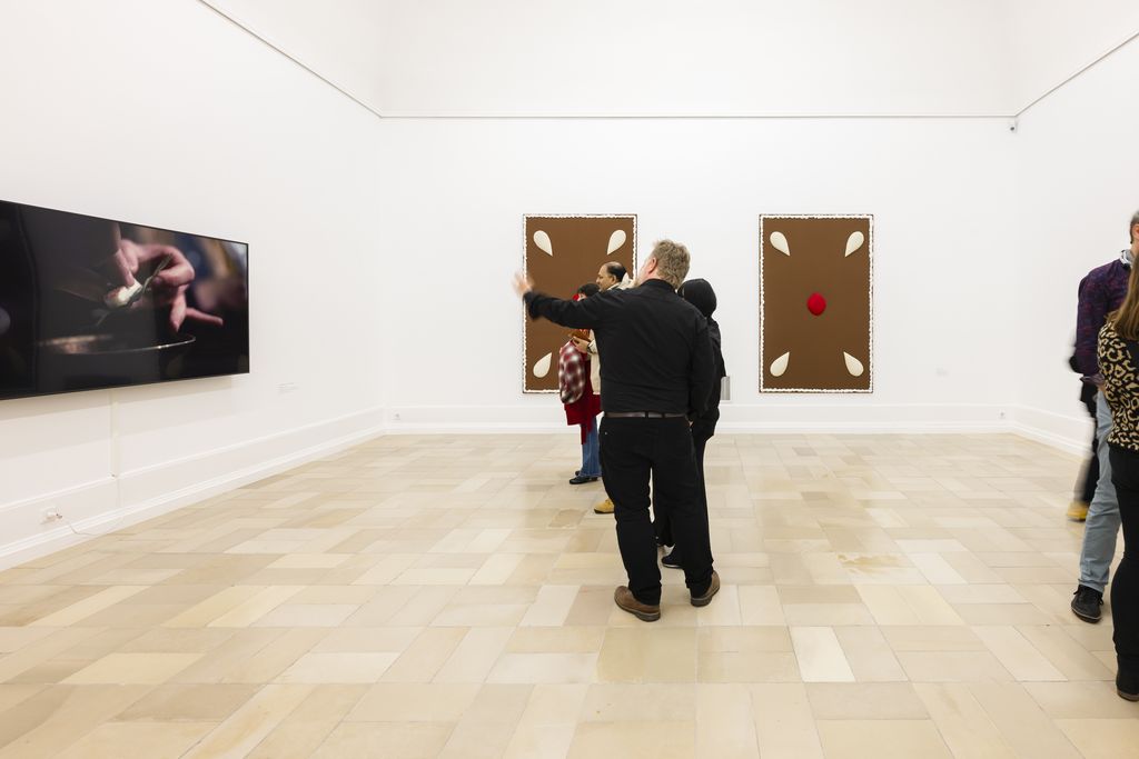 Zwei Riesenlebkuchen aus Stoff hängen wie Gemälde an der Wand