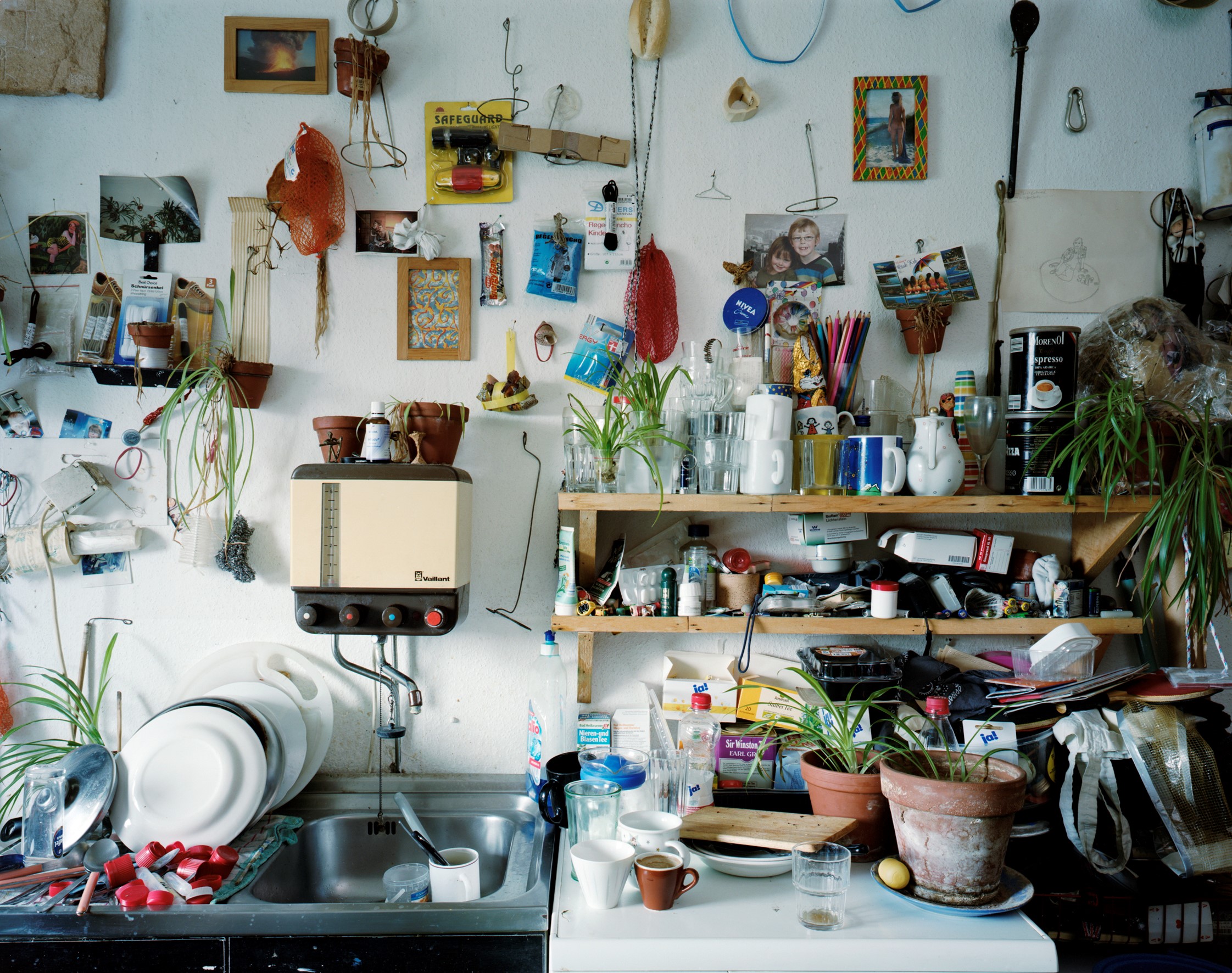 Blick auf eine überfüllte Küchenzeile im Stil der 1960er- bzw. 1970 Jahre