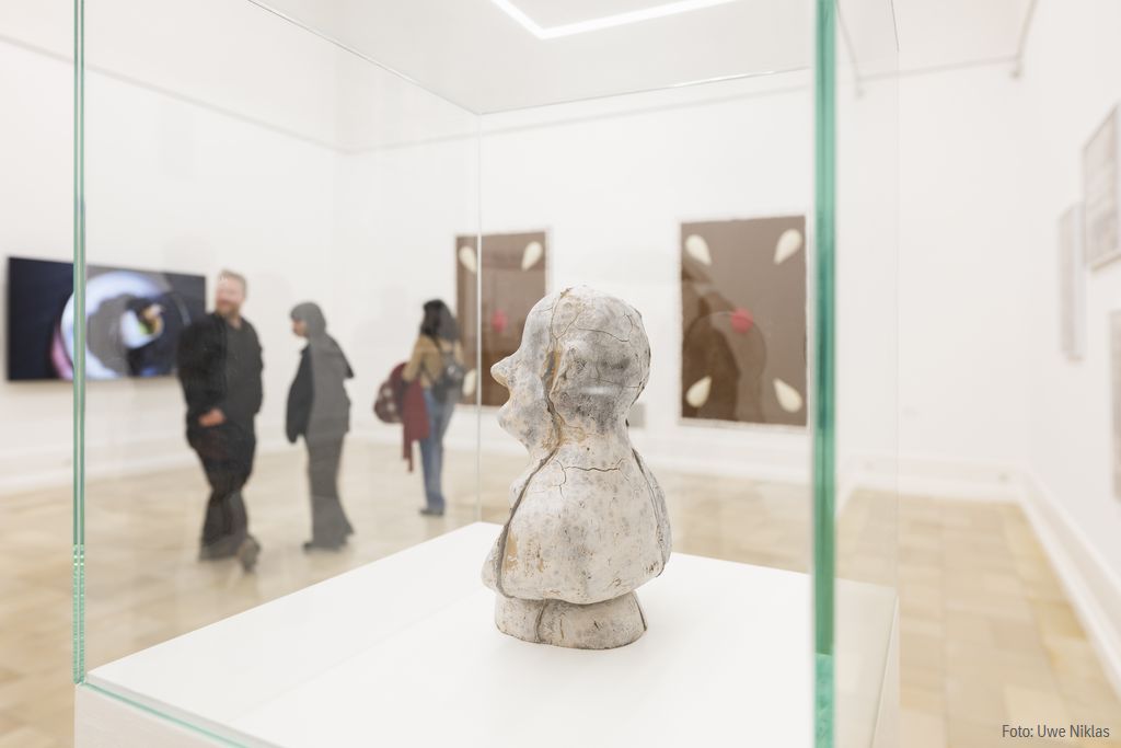 Vogelfutterbüste von Dieter Roth aus Schokolade