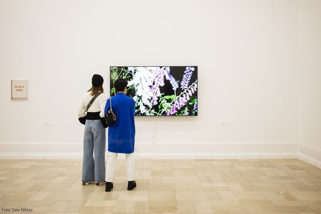 Videoarbeit zeigt ein Essen unter freiem Himmel, veranstaltet und dokumentiert von Ben Heinrich und Lukas Pürmayr