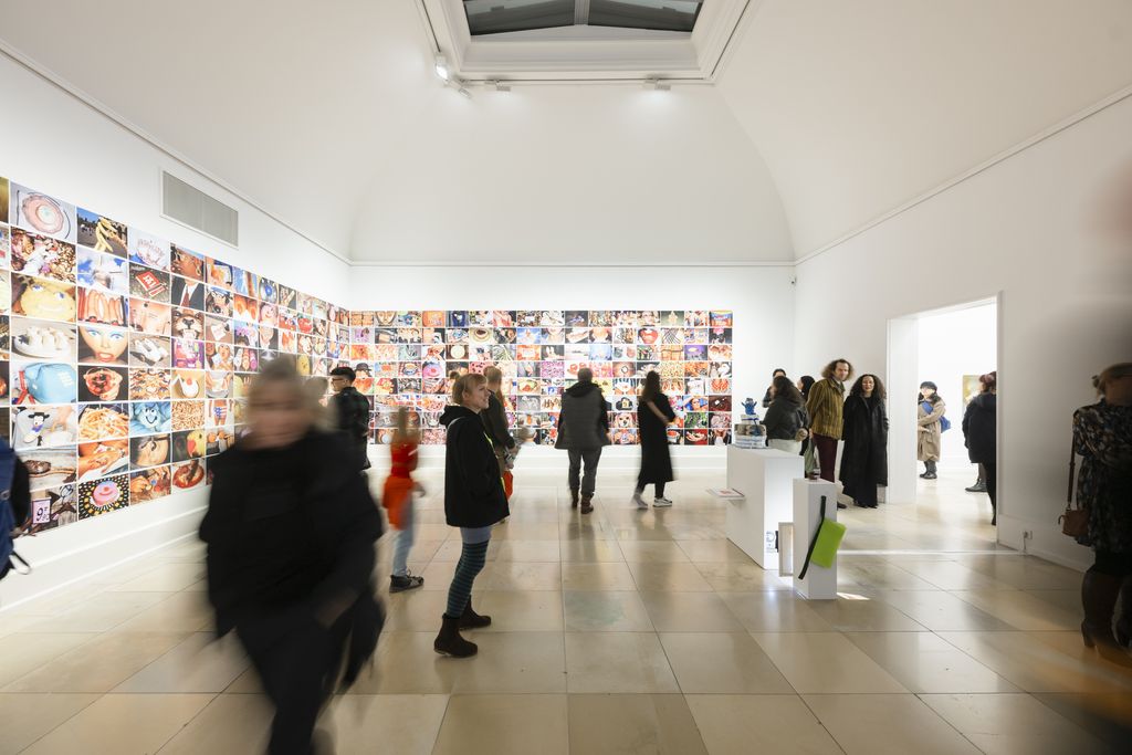 Blick in den Ausstellungsraum mit der Fotoserie von alltäglichen Schnappschüssen in Großbritannien