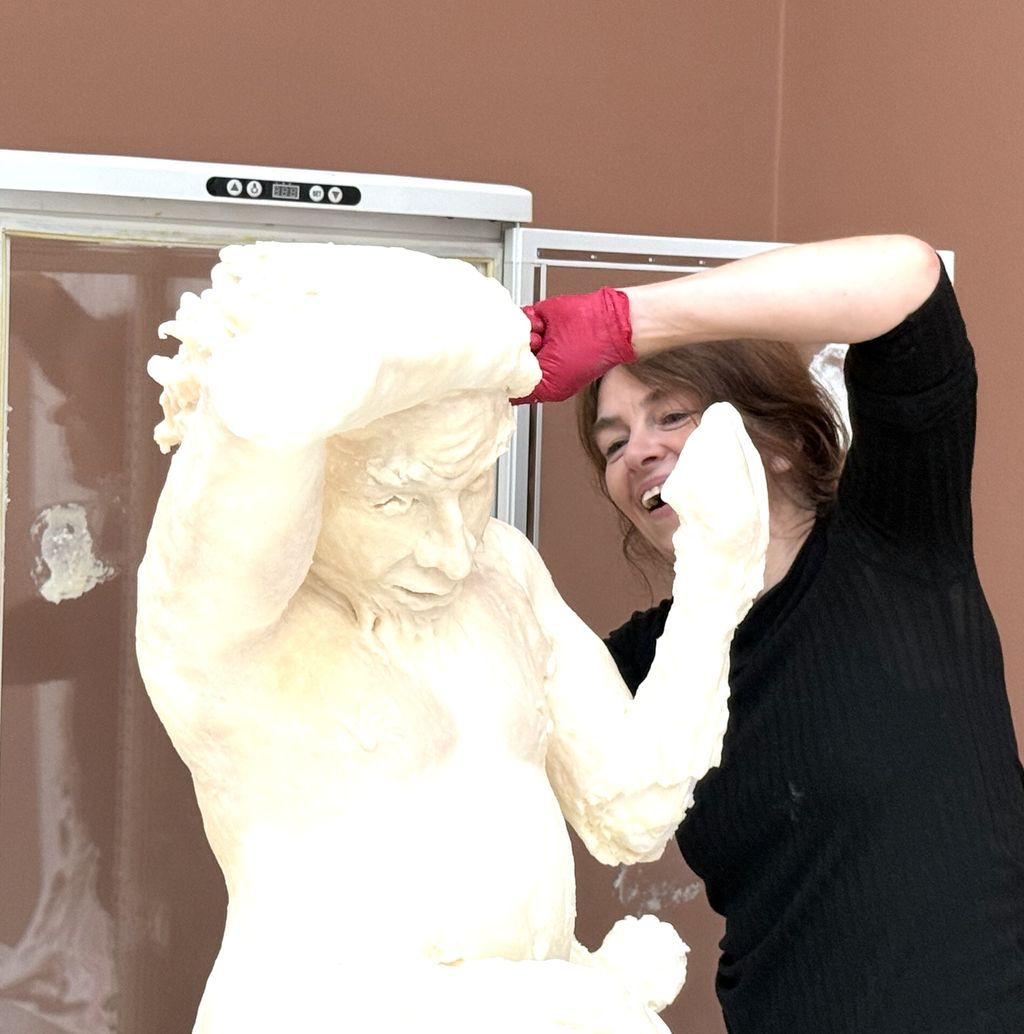 Sonja Alhäuser mit Margarineskulptur, die in die Kühlvitrine geschoben wird