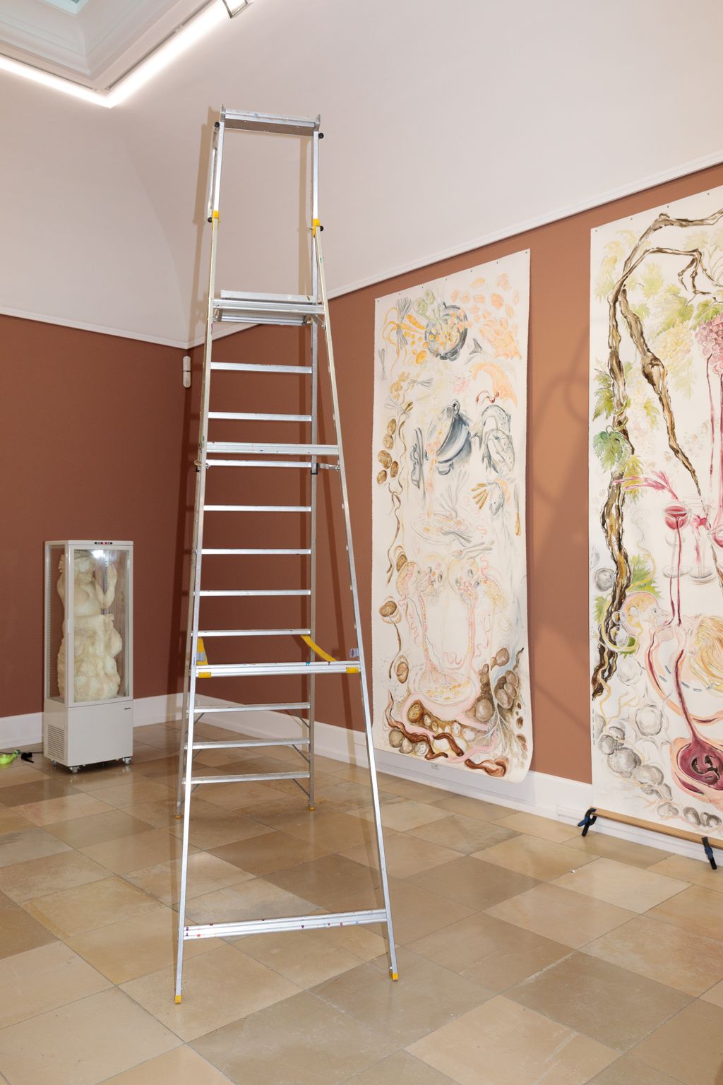 Aufbausituation im Raum von Sonja Alhäuser mit den beiden großformatigen Aquarellen