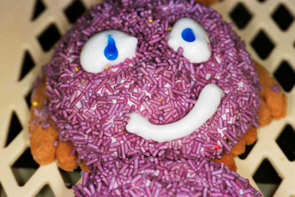 Zuckerstreußelsüßigkeit mit aufgemaltem Gesicht